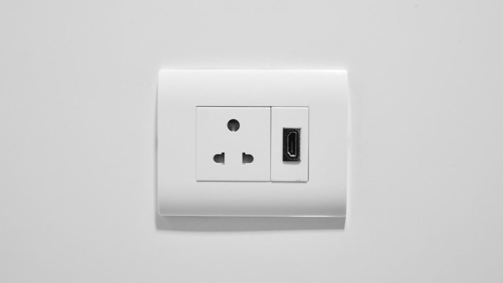 Uma tomada eléctrica numa parede branca  